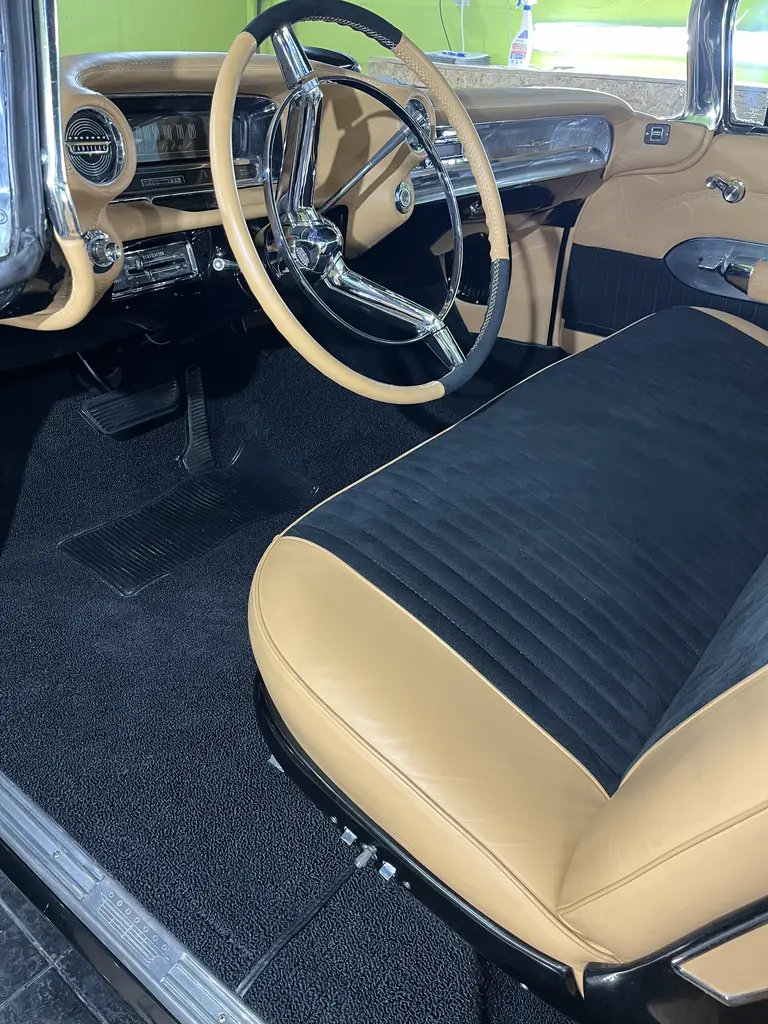 Aufbereitetes Oldtimer-Interieur mit hellem Leder