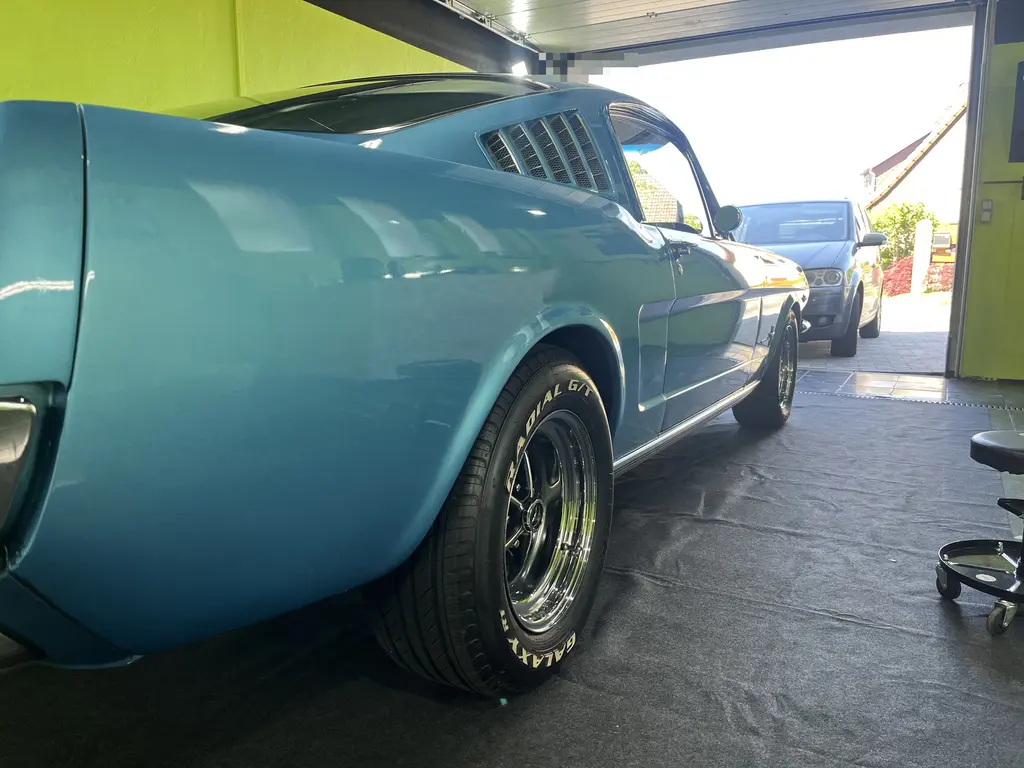Blauer Klassiker nach der Aufbereitung vor der Glanzgarage