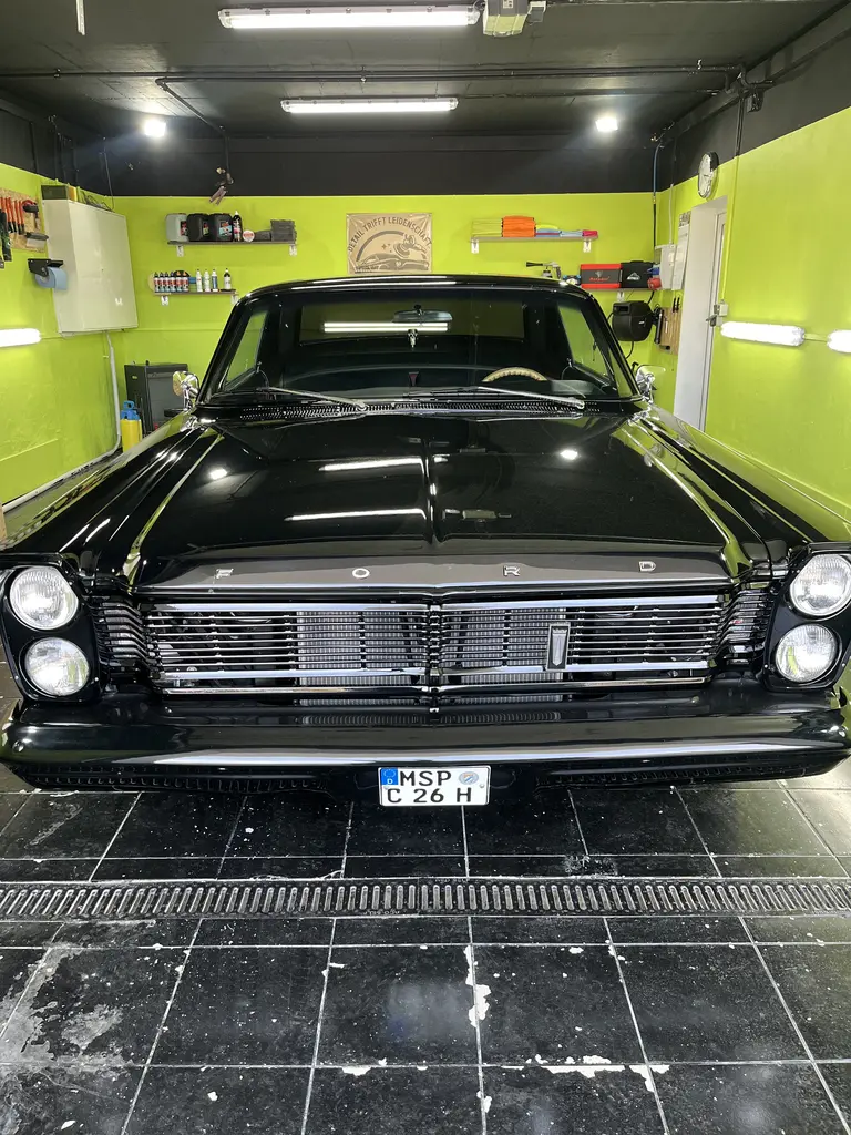 Oldtimer-Front mit Chromstoßstange in der Werkstatt