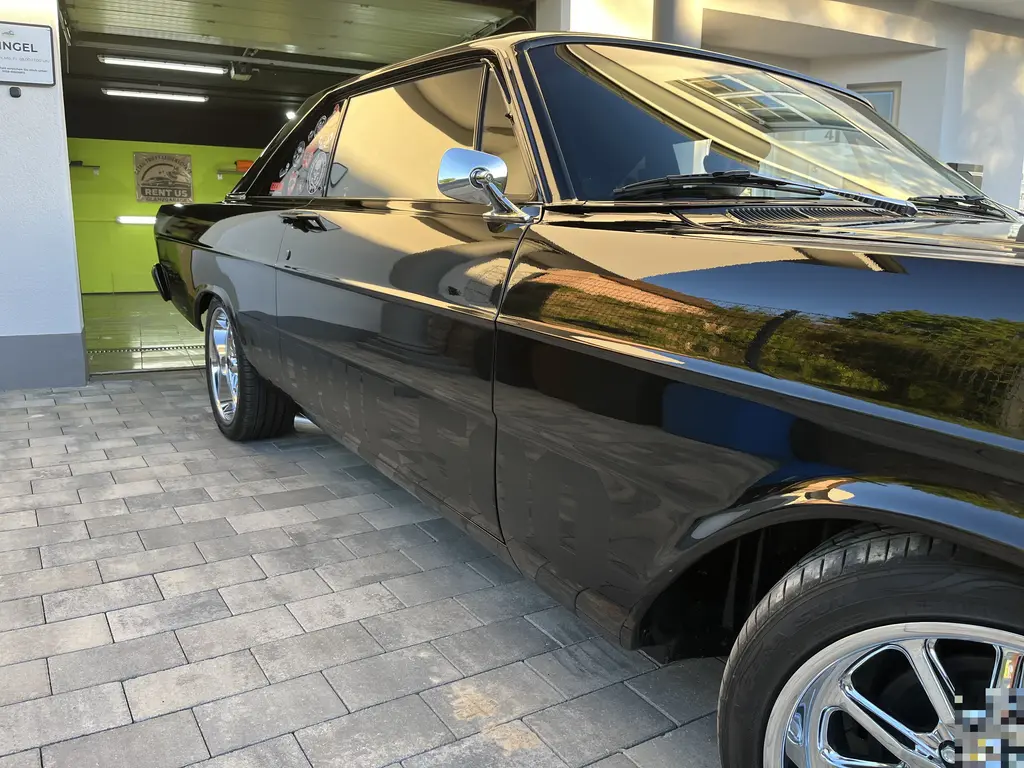 Schwarzer Oldtimer in der Seitenansicht nach Komplettaufbereitung